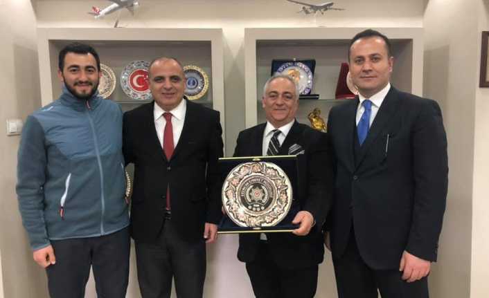 Emeğe plaket Erzincan İl Emniyet Müdürlüğünün yaptığı başarılı çalışmalarına katkıda bulunduğundan dolayı