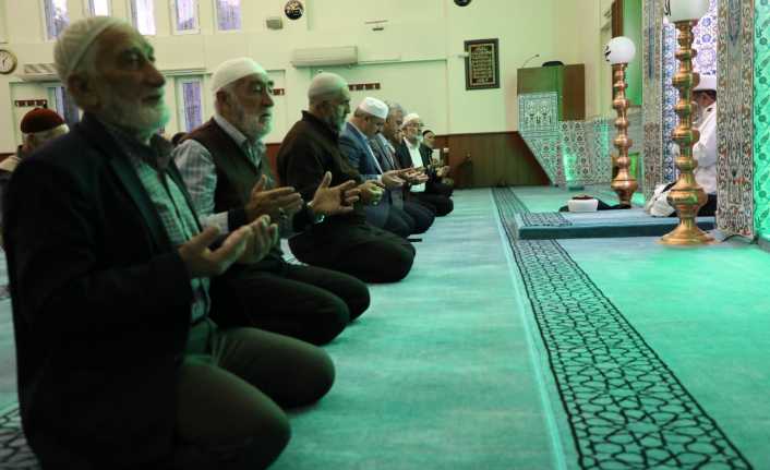 Erzincan Valisi Mehmet Makas Sabah Namazında Emekli Din Görevlileri ile