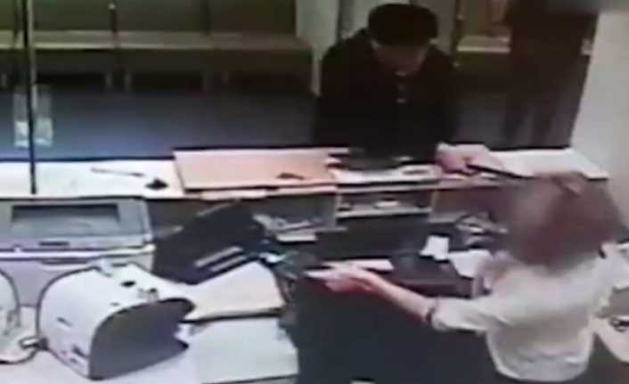 Rusya’da ATM’den parasını çekemeyen şahıs, banka şubesini birbirine kattı.