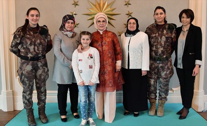 Emine Erdoğan, Zeytin Dalı Harekatı'nda görev yapan özel harekat polislerinin