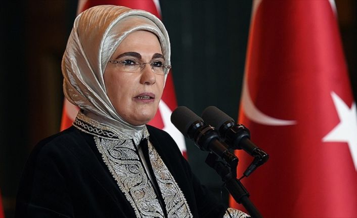 Emine Erdoğan, çocuk programlarındaki gıda reklamlarına getirilen sınırlamaya ilişkin, "Çocuklarımızı