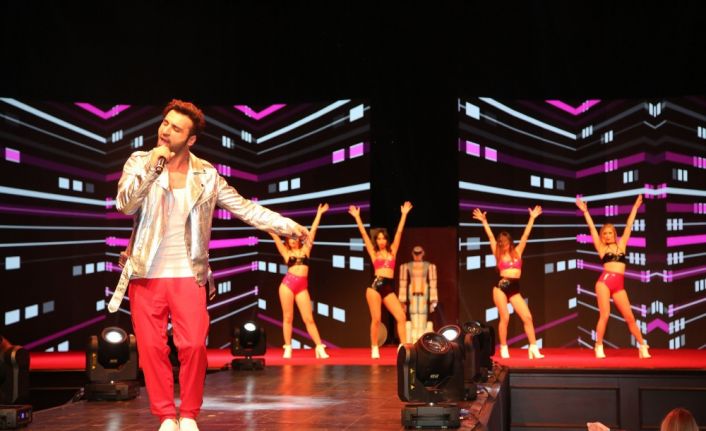 ’Miss Global Eurasia Stars’da sahne alan ünlü şarkıcı Emre Kaya,