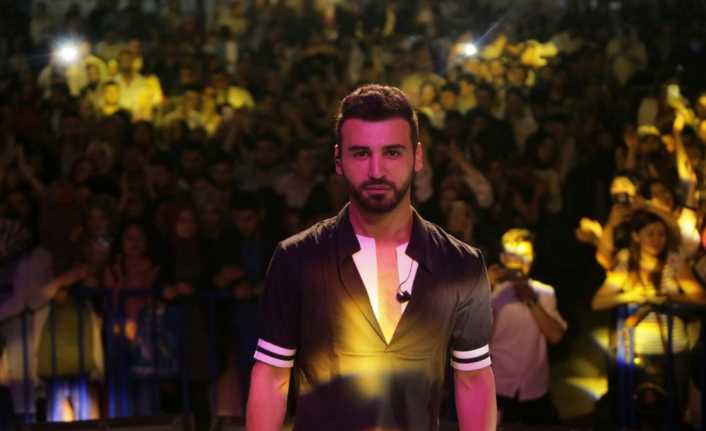 Afyonkarahisar’da sahneye çıkan ünlü popçu Emre Kaya, performansını bitirmesinin ardından