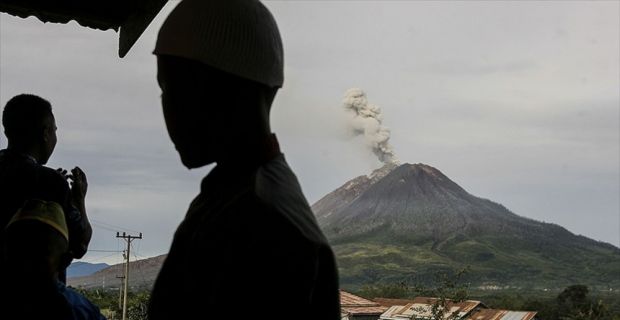 Endonezya’nın Sumatra Adası’ndaki Sinabung