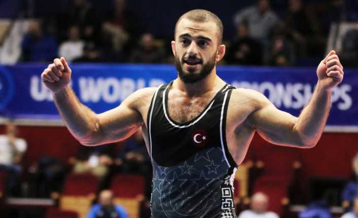 U23 Dünya Güreş Şampiyonası’nda Enes Uslu dünya üçüncüsü oldu. 