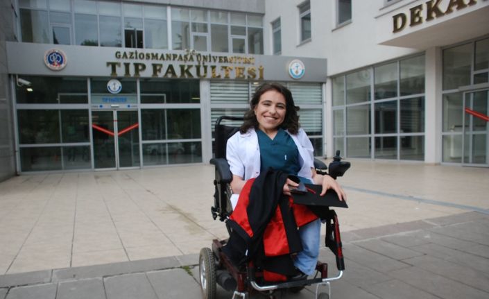 Tokat Gaziosmanpaşa Üniversitesi Tıp Fakültesinden bölüm birincisi olarak mezun olan