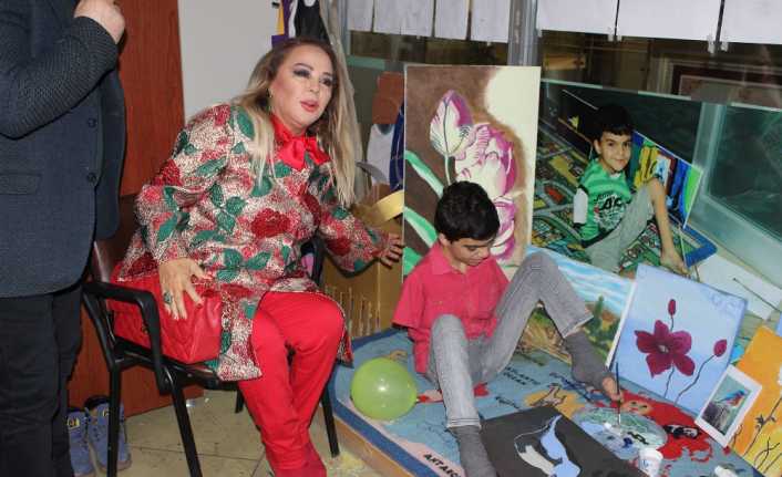 Ünlü sanatçı Safiye Soyman, sevilen şarkılarını engelli öğrenciler için seslendirdi.