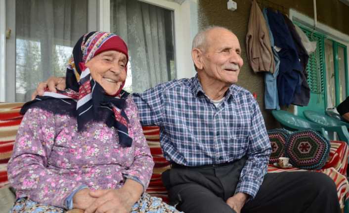 Balıkesir’de 70 yıldır aynı yastığa baş koyan Mehmet-Rukiye Kaya çifti,