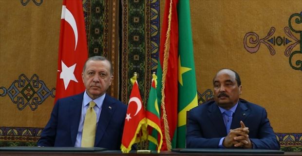 Cumhurbaşkanı Recep Tayyip Erdoğan, mevkidaşı Muhammed Veled Abdulaziz ile baş