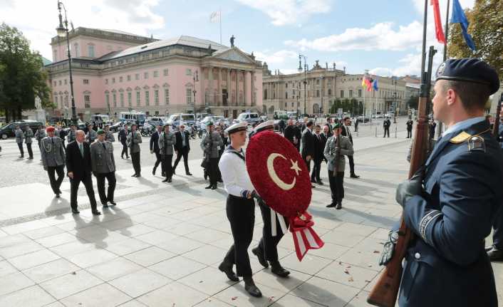 Cumhurbaşkanı Recep Tayyip Erdoğan, temaslarda bulunmak üzere geldiği Berlin’de Neue