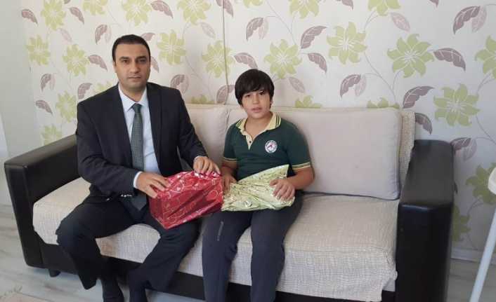 Cumhurbaşkanı Recep Tayyip Erdoğan’ın Diyarbakır ziyareti sırasında dağıttığı oyuncaklardan alamayınca