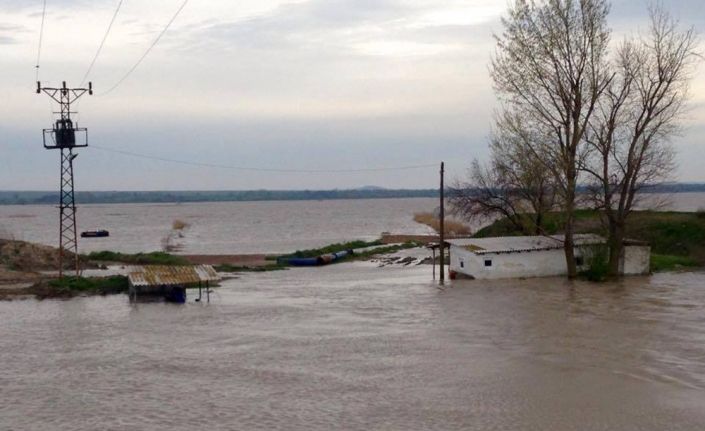 Edirne’nin Meriç ilçesinde Ergene Nehri’nin aşırı yağışların ardından taşması sonucu