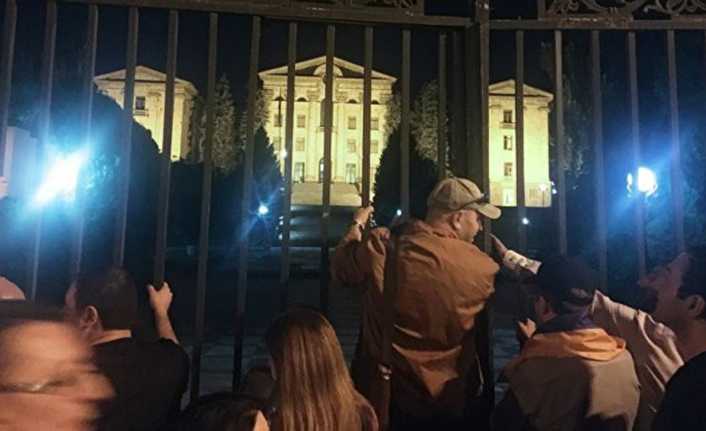 Ermenistan Başbakanı Nikol Paşinyan, talimatı doğrultusunda birçok bakan ve valinin