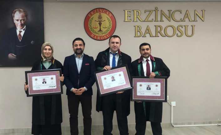 Erzincan Barosu’nda stajını başarıyla tamamlayan 3 avukat yemin ederek ruhsatnamelerini