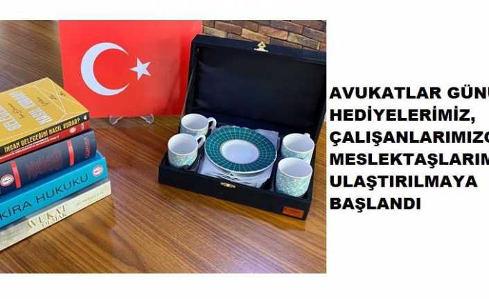Erzincan Barosu’ndan Avukatlara Hediyeler Erzincan Barosu’nca avukatlar için hazırlanan Avukatlar Günü hediyeleri ulaştırılmaya başlandı.