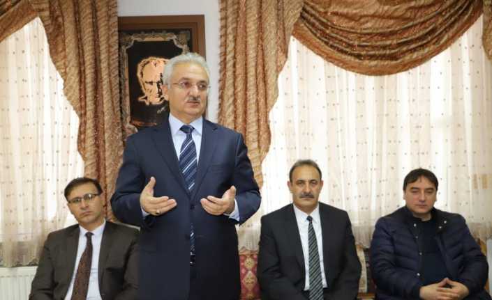 Erzincan Belediye Başkanı Cemalettin Başsoy, Fen İşleri personeli ile toplantıda
