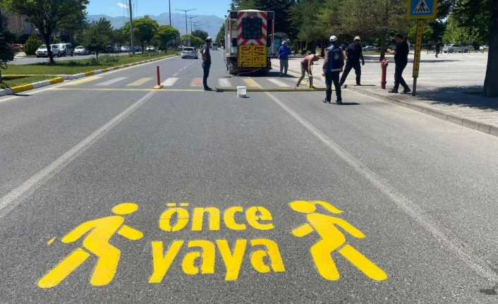 Erzincan Belediyesi ekipleri tarafından deforme olan yaya çizgileri boyayarak yenileniyor