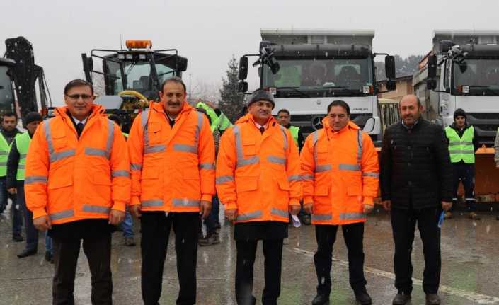 Erzincan Belediyesi, karla mücadele 300 personel ve 25 araç ile