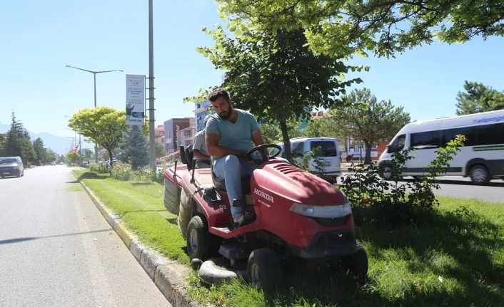 Erzincan Belediyesinden Peyzaj ve Çevre Düzenleme Çalışması Erzincan Belediyesi, şehir genelinde peyzaj ve çevre düzenleme çalışmalarını sürdürüyor