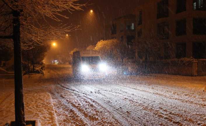 Erzincan’da gün boyu etkili olan yağmur, akşam saatlerinde yerini kar