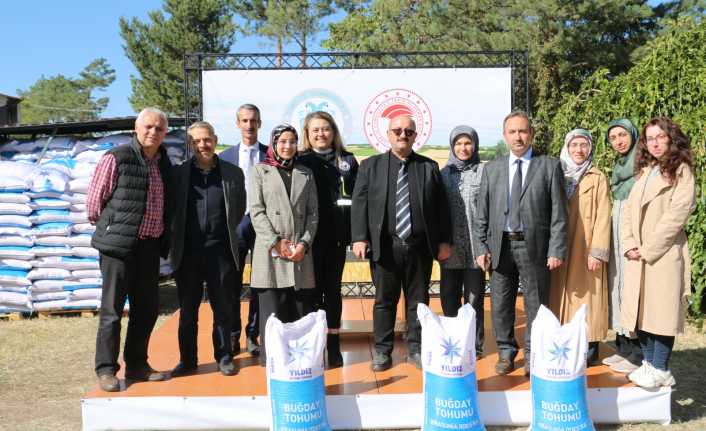 Projeden 1300 çiftçi yararlanırken 14.000 dekar alan tohumla buluşacak.