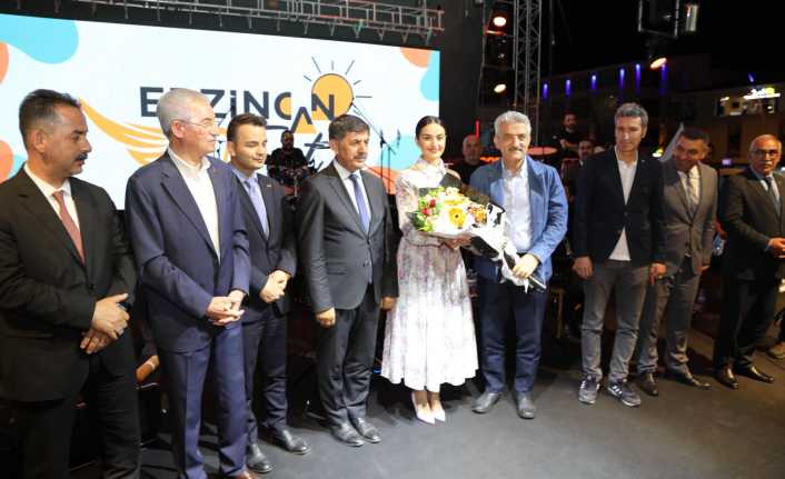 ErzinCANFest 2022 etkinlikleri kapsamında sahne alan ünlü sanatçı Elif Buse