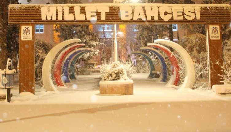 Erzincan’da gece yarsısından sonra etkisini arttıran kar yağışı kenti beyaza