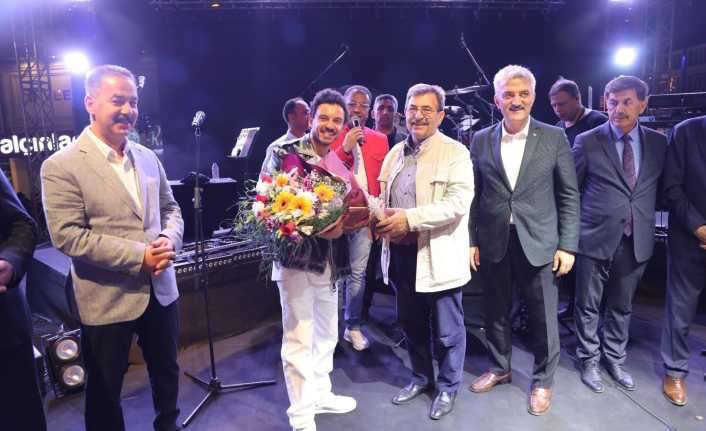 ErzinCANFest 2022 etkinlikleri kapsamında sahne alan ünlü sanatçı Buray, Cumhuriyet