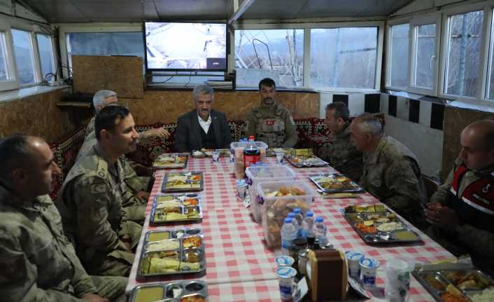 Vali Makas jandarma personeli ve güvenlik korucularıyla iftar sofrasında bir