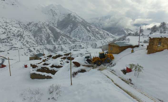 Erzincan ve çevresinde dünden itibaren etkili olan kar yağışı ve