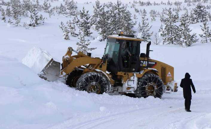 Erzincan’da etkili olan kar ve tipi nedeniyle 89 köy yolu