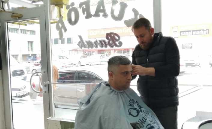 Erzincan'da yaklaşan Ramazan Bayramı dolayısıyla berberlerde yoğunluk yaşanıyor.