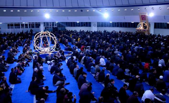 Erzincan’da Miraç Kandili dolasıyla vatandaşlar Terzibaba Camii başta olmak üzere