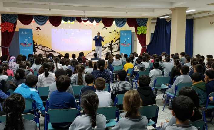 İstanbul Su ve Kanalizasyon İdaresi yetkilileri Erzincan’da öğrencilere su kullanma