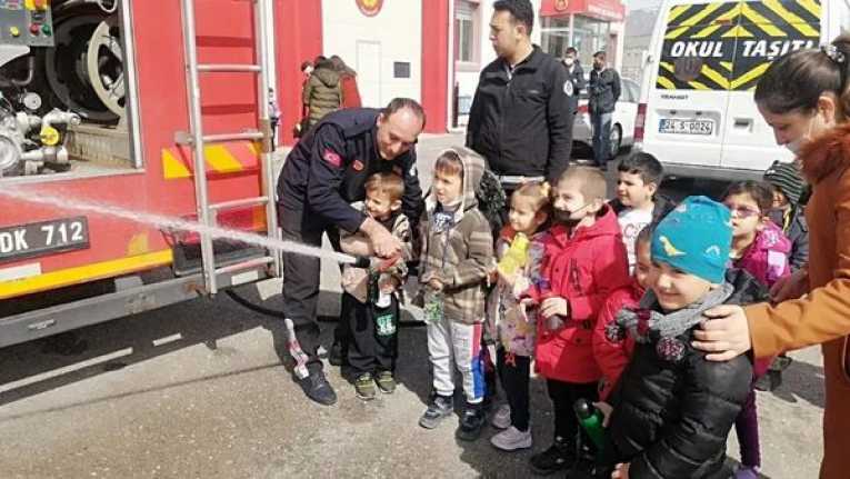Erzincan'da İtfaiye Müdürlüğü bir ana sınıfının itfaiye sevdalısı öğrencilerini ağırladı.