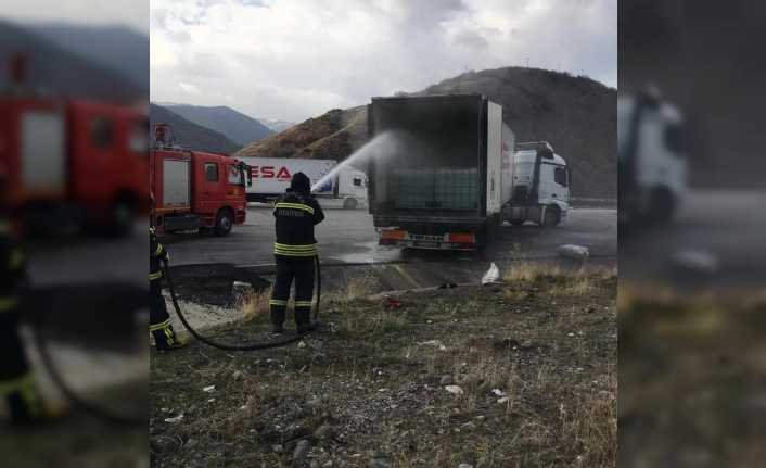 Erzincan'da kimyasal madde yüklü TIR'da yaşanan sızıntı paniğe neden oldu