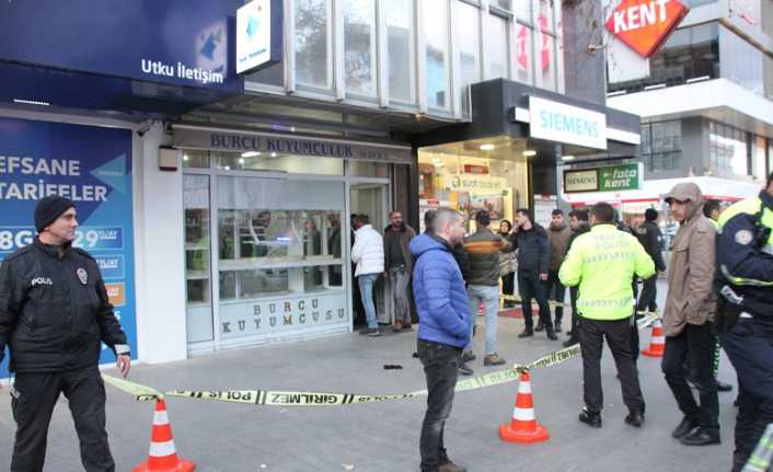 Erzincan'da kara çarşaf giyerek kuyumcuya giren silahlı  erkek soyguncu
