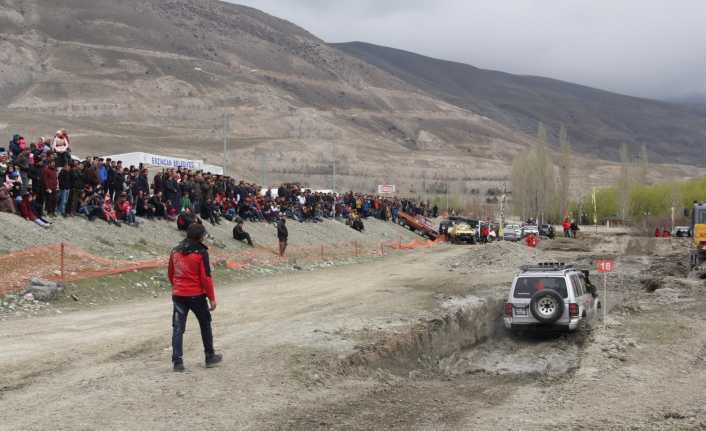 Erzincan’da Off Road heyecanı Erzincan'da, düzenlenen off-road yarışlarında, özel tasarlanmış 35 arazi aracının mücadelesi