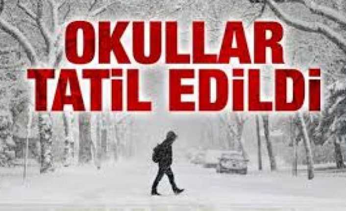 Erzincan genelinde akşam saatlerinde başlayan yoğun kar yağışı ve yollarda