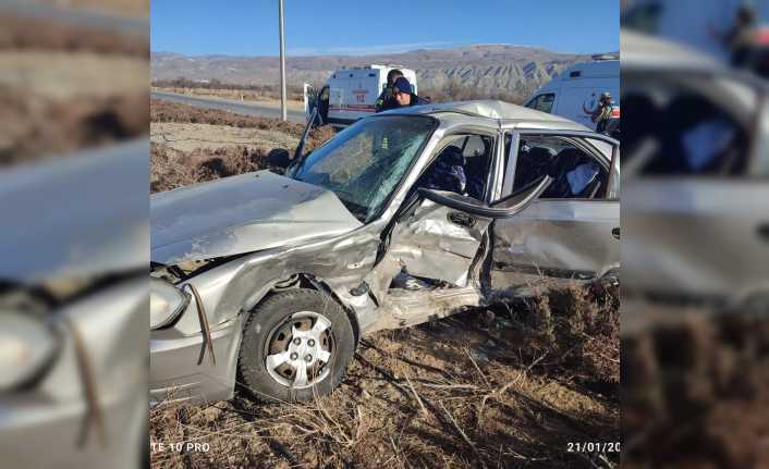 Erzincan’da iki otomobilin çarpışması sonucu meydana gelen kazada 1 kişi