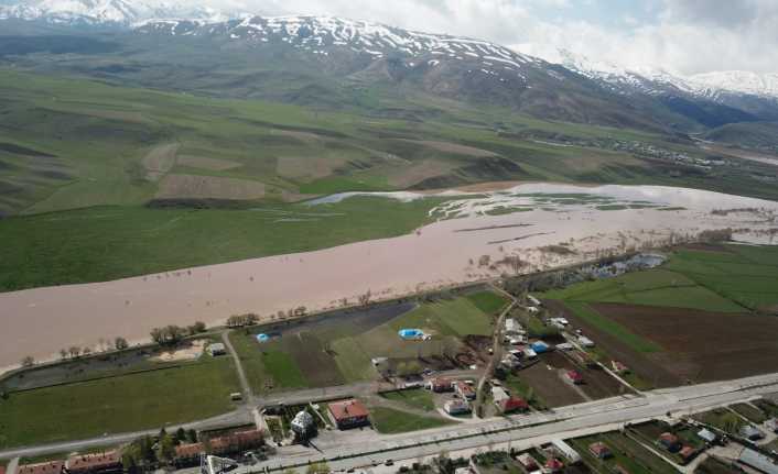 Erzincan’ın Tercan İlçesine bağlı Kargın Beldesinde etkili olan yağmur yağışı