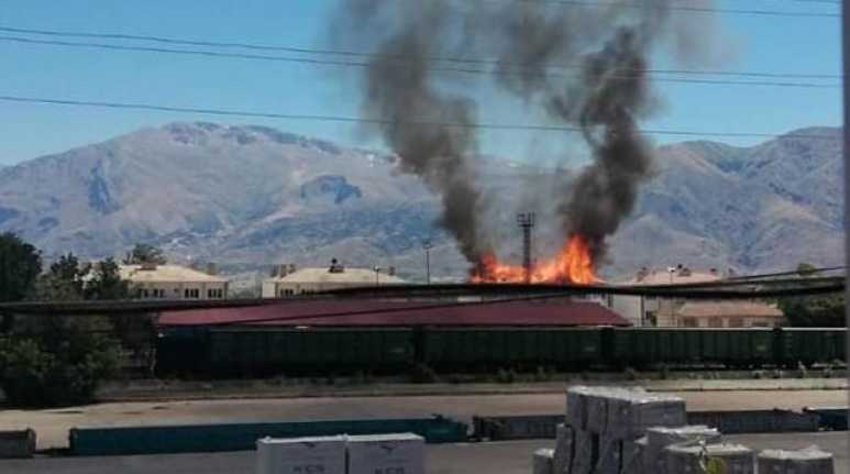 Erzincan’da Tren Garı yerleşkesinde bulunan tadilattaki lojmanın çatısı tamamen yandı.