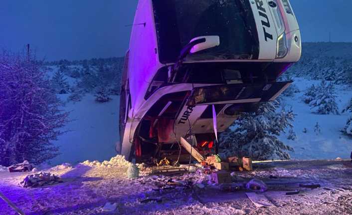 Erzincan'da yolcu otobüsü devrildi 2 ölü, 21 yaralı