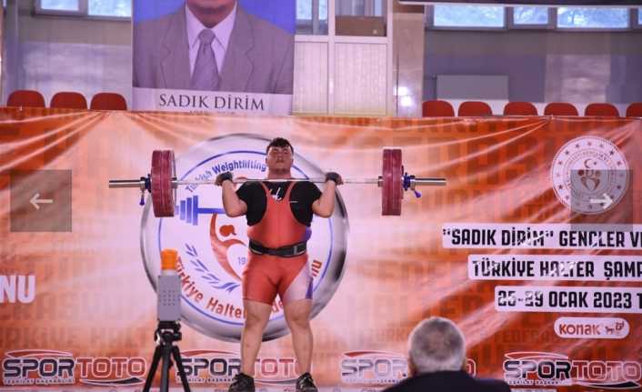 Erzincanlı Sporcu Ramazan Yıldırım koparmada 115 kilo, silkmede 140 kilo