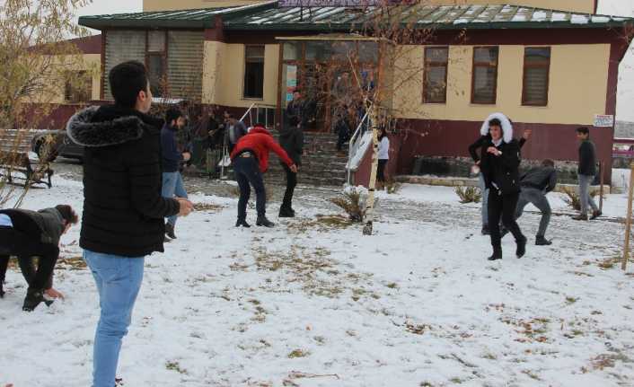 Erzurum’da yeniden etkili olmaya başlayan kar yağışı, kent merkezini beyaza