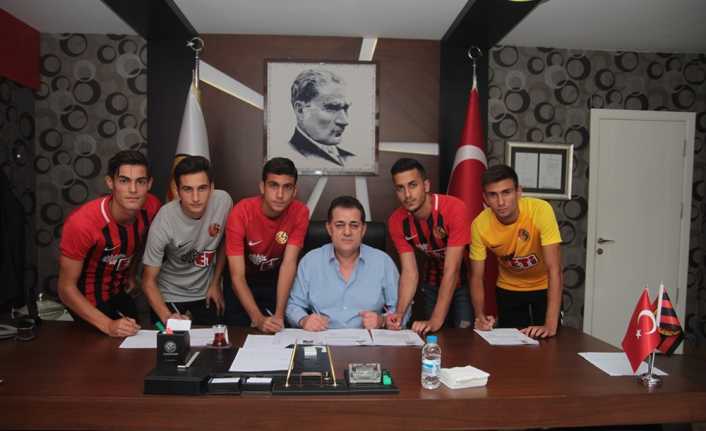 Eskişehirspor’un altyapısından yetişen 5 oyuncu, profesyonelliğe geçiş yaptı. 
