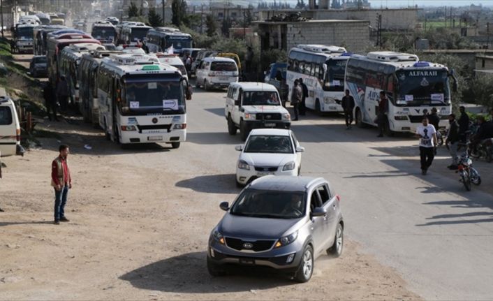 Suriye'nin başkenti Şam'ın güneyinde, rejimin ablukasındaki El Kadem bölgesinden ayrılmak