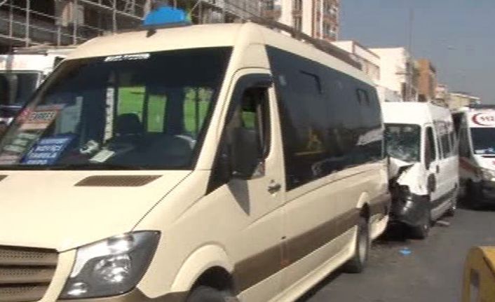 İstanbul Esenyurt’ta yolcu indirip bindirmek için aniden duran minibüse, okul