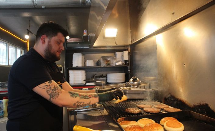 İzmir’de eşi hamileyken aşerince katkısız hamburger bulamayan ve eşine kendi