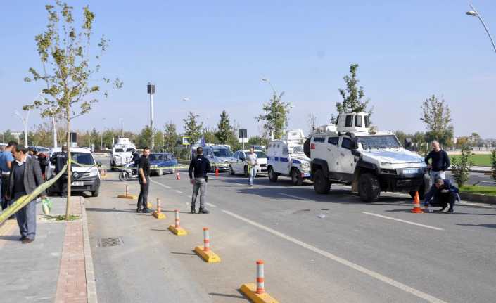 Diyarbakır’da bir kişi, boşanmak istediği eşine cadde ortasında kurşun yağdırdı.